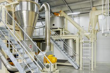 Double innovation at LEONHARD KURZ: Solar carport and rPET recycling plant now in operation
