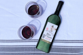Wine company Miguel Torres Chile switch to Packamama’s flat rPET bottles for Río Claro Organic Carmenère in Systembolaget