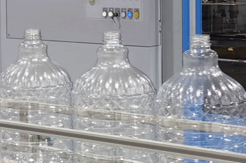 South Africa: Polyoak produces large volume PET bottles with SIPA's linear stretch-blow molder