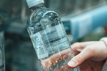 Let go at the right moment: Henkel's new hot melt adhesive for PET bottle labeling